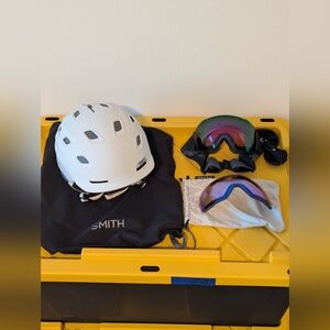 SMITH White Helmet with Goggles Set